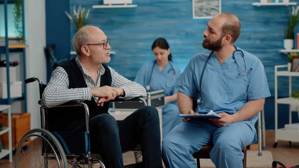 Comment mettre en place des dispositifs de consultation citoyenne en ligne pour permettre une participation plus large aux décisions publiques ?