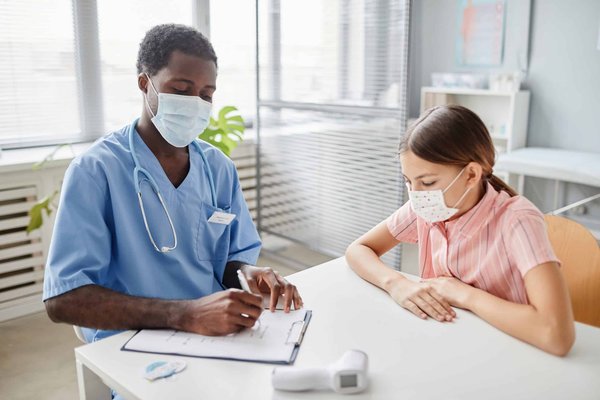 Quels sont les meilleurs moyens d'enseigner l'histoire de l'architecture à travers des visites guidées ?