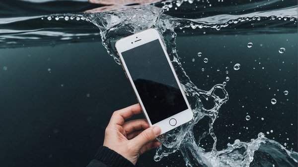 Iphone tombé dans l'eau : top 5 conseils essentiels